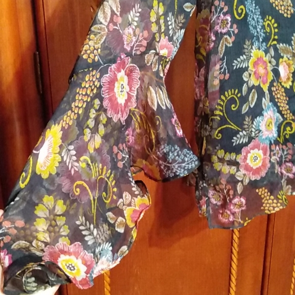 Vince Camuto Large Floral Blouse With Black Slip - Picture 6 of 7